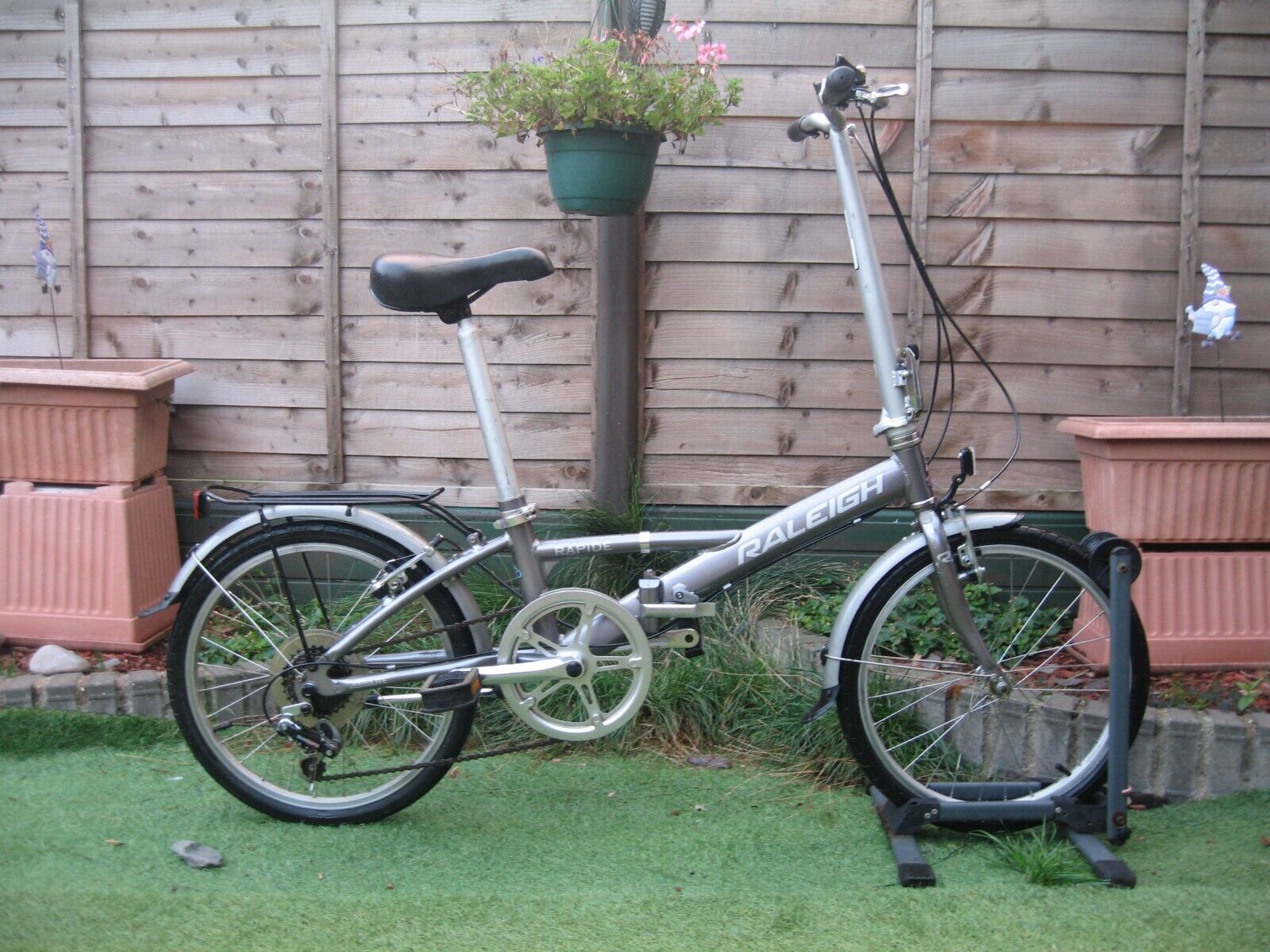 RALEIGH RAPIDE Folding Bike. 20'' wheels. Medium frame. 6 speed. VGC - Folding Bikes 4U