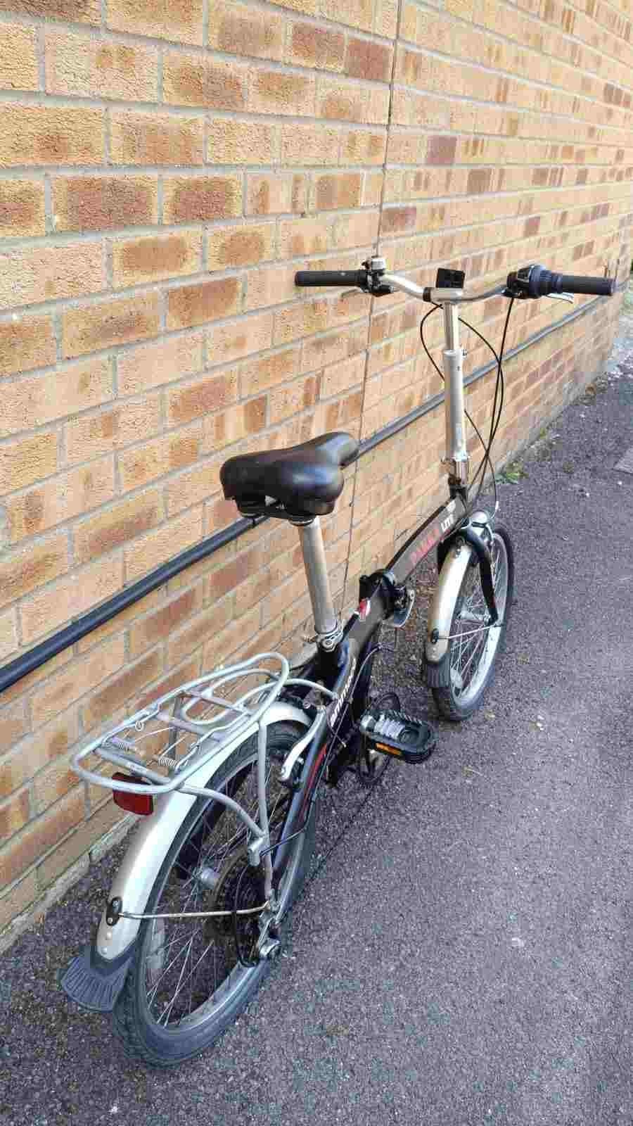 Aluminium Ammaco Pakka Lite folding bike in good condition with a comfort saddle