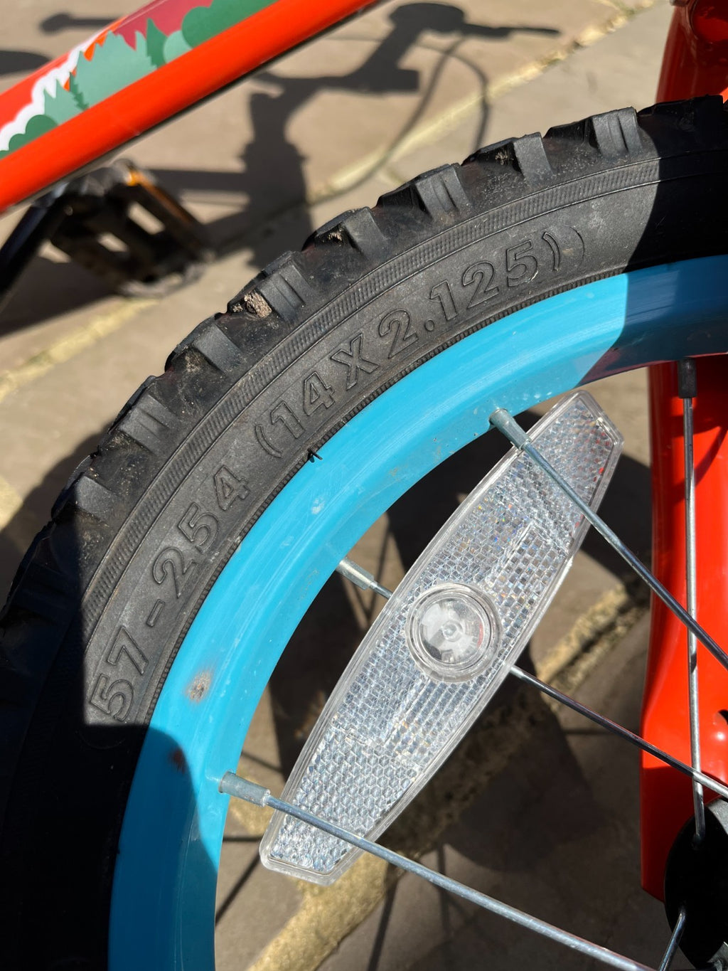 Apollo Claws 14" bike. Clean condition + folding stabilisers!
