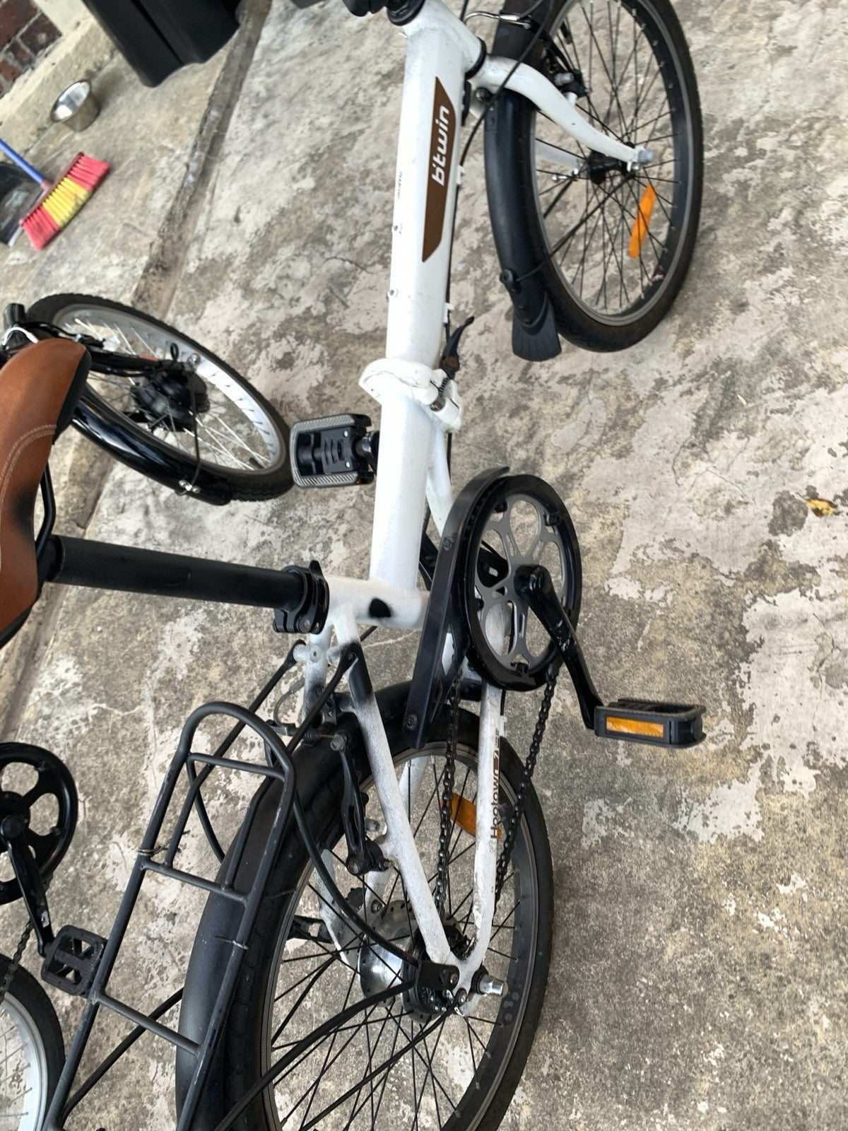 B'Twin Hoptown 7 20in Folding Bike 7-Speed White Rack Mudguards Kickstand