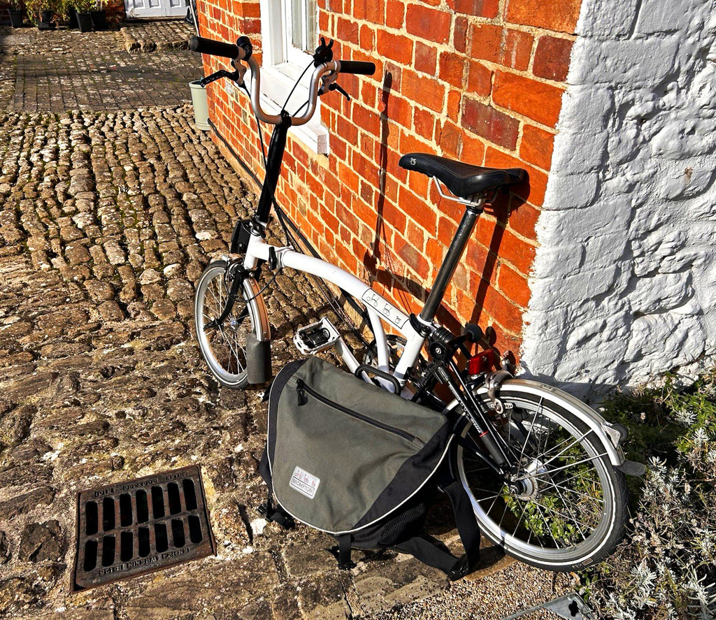 Brompton Folding Bike 16in M White/Black Mudguards Reflectors Front Bag