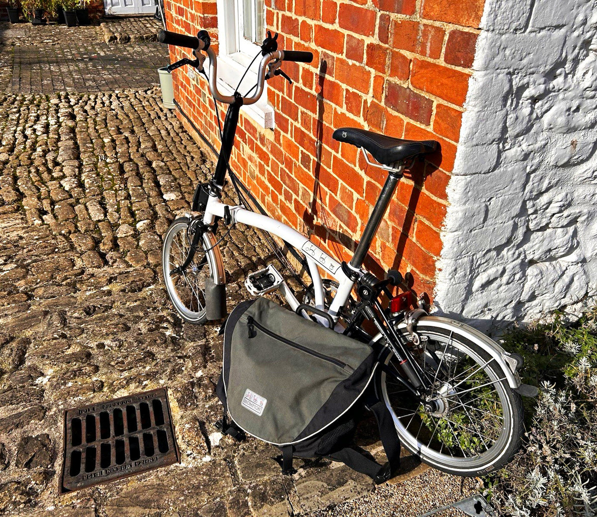 Brompton Folding Bike 16in M White/Black Mudguards Reflectors Front Bag