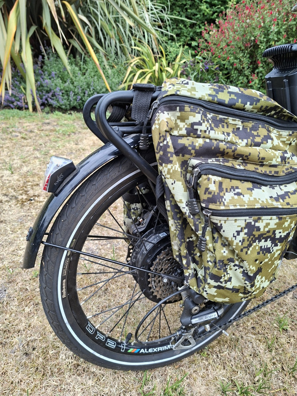 Volt metro ~ Black Folding Bike ~ plus extras! only done 470 miles! (EN15194)