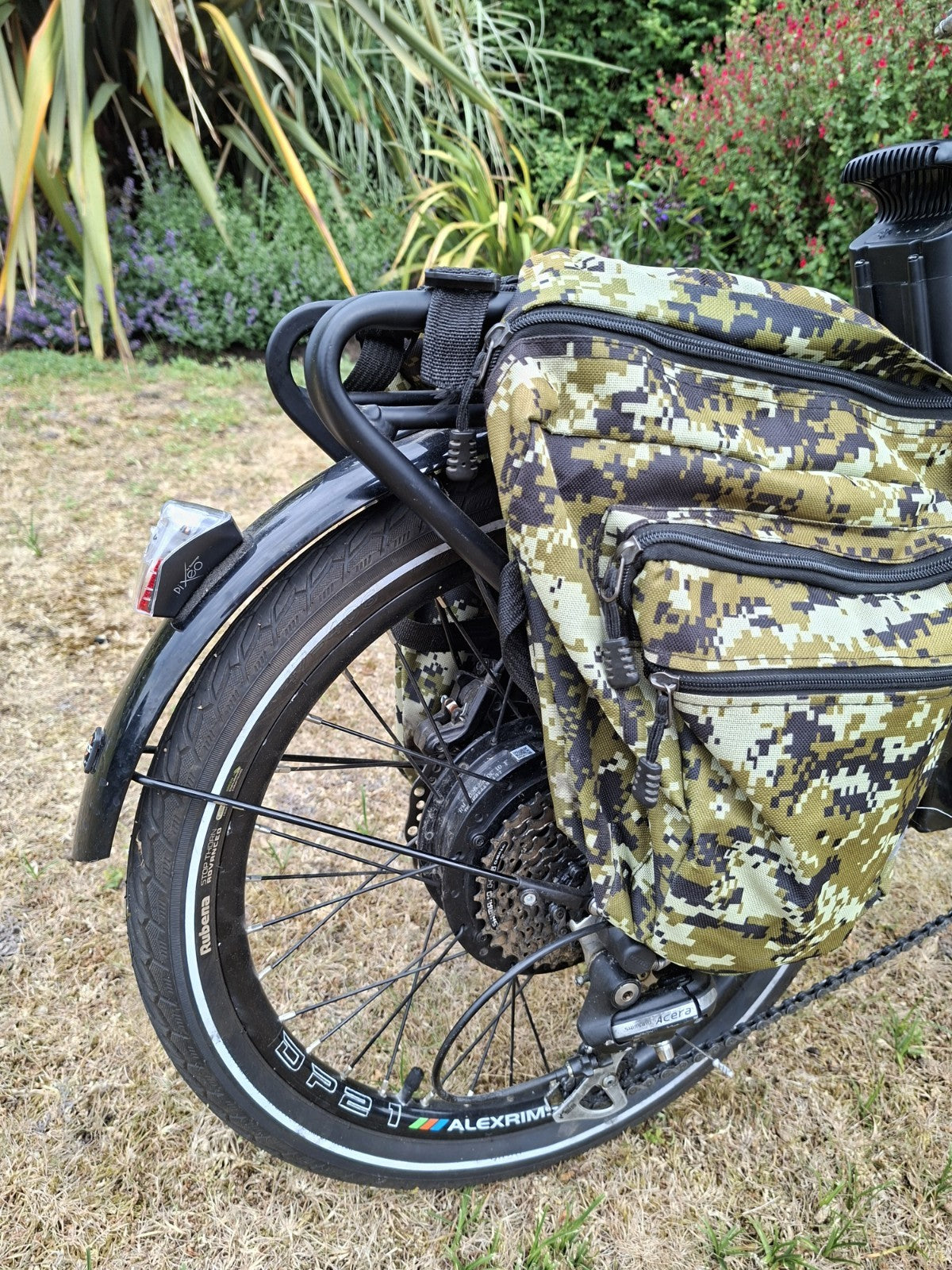 Volt metro ~ Black Folding Bike ~ plus extras! only done 470 miles! (EN15194)