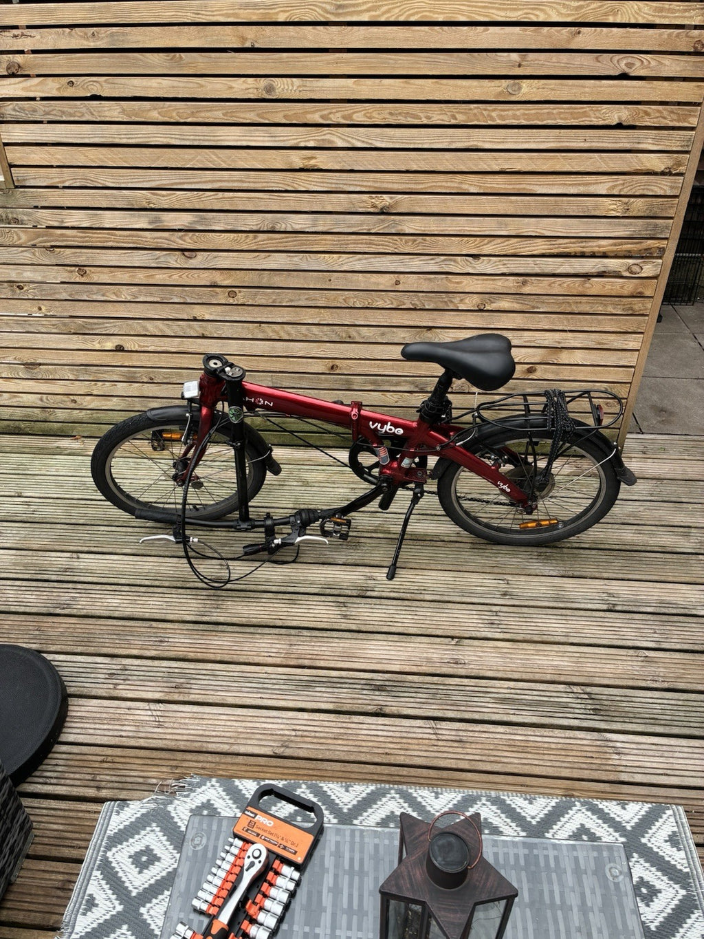 Dahon Vybe City Folding Bike 7-Speed. In Bright Red Two Years Old.