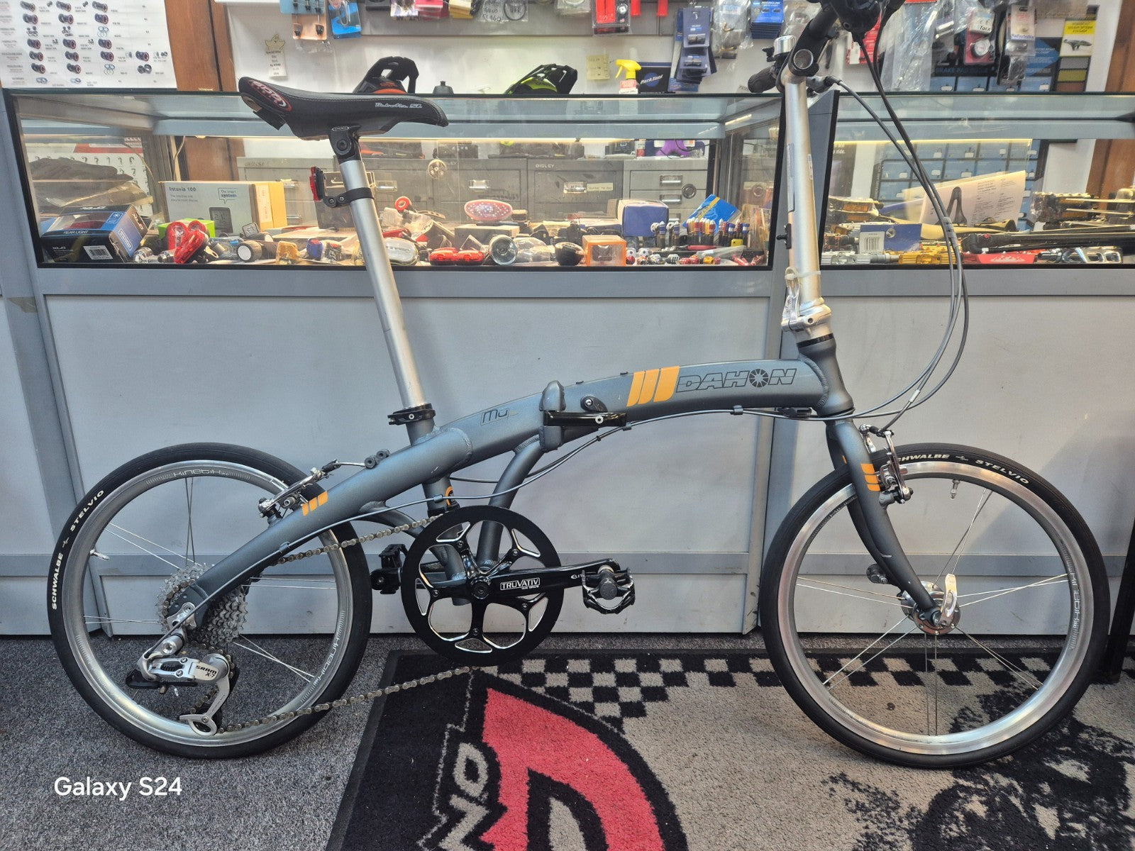 DAHON FOLING BIKE. VERY LIGHT, WITH CARRY BAG - Like Brompton