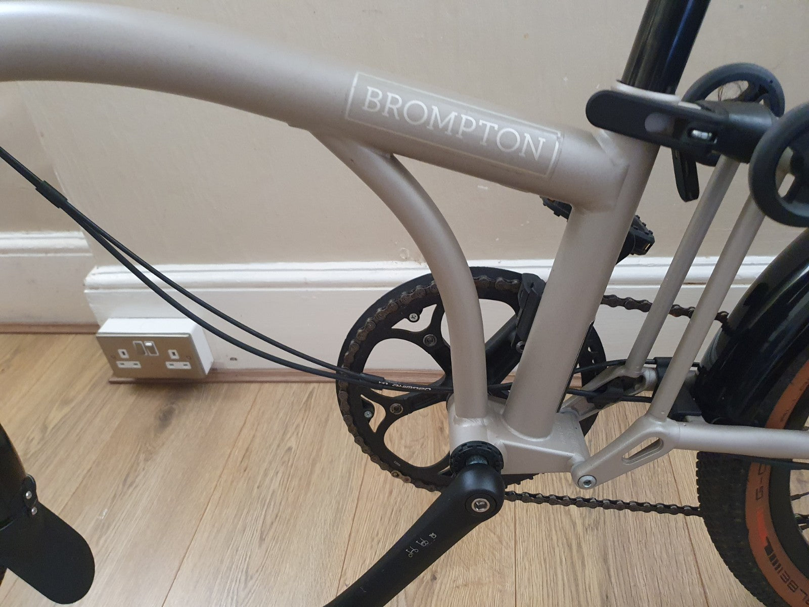 Brompton G Line Medium Folding Bike 8-Speed Traildust White with Roller Frame