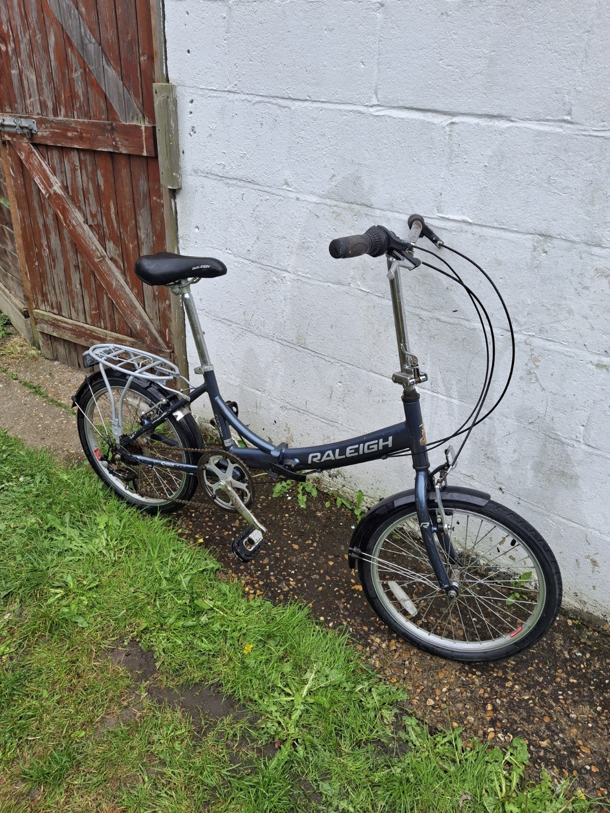 Raleigh EVO 7SP Folding Bike, Aluminum Frame, 20" Wheels, 7 Speed with Revo Grip