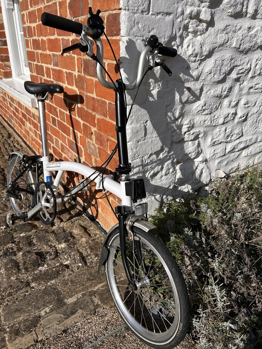 Brompton Folding Bike 16in M White/Black Mudguards Reflectors Front Bag