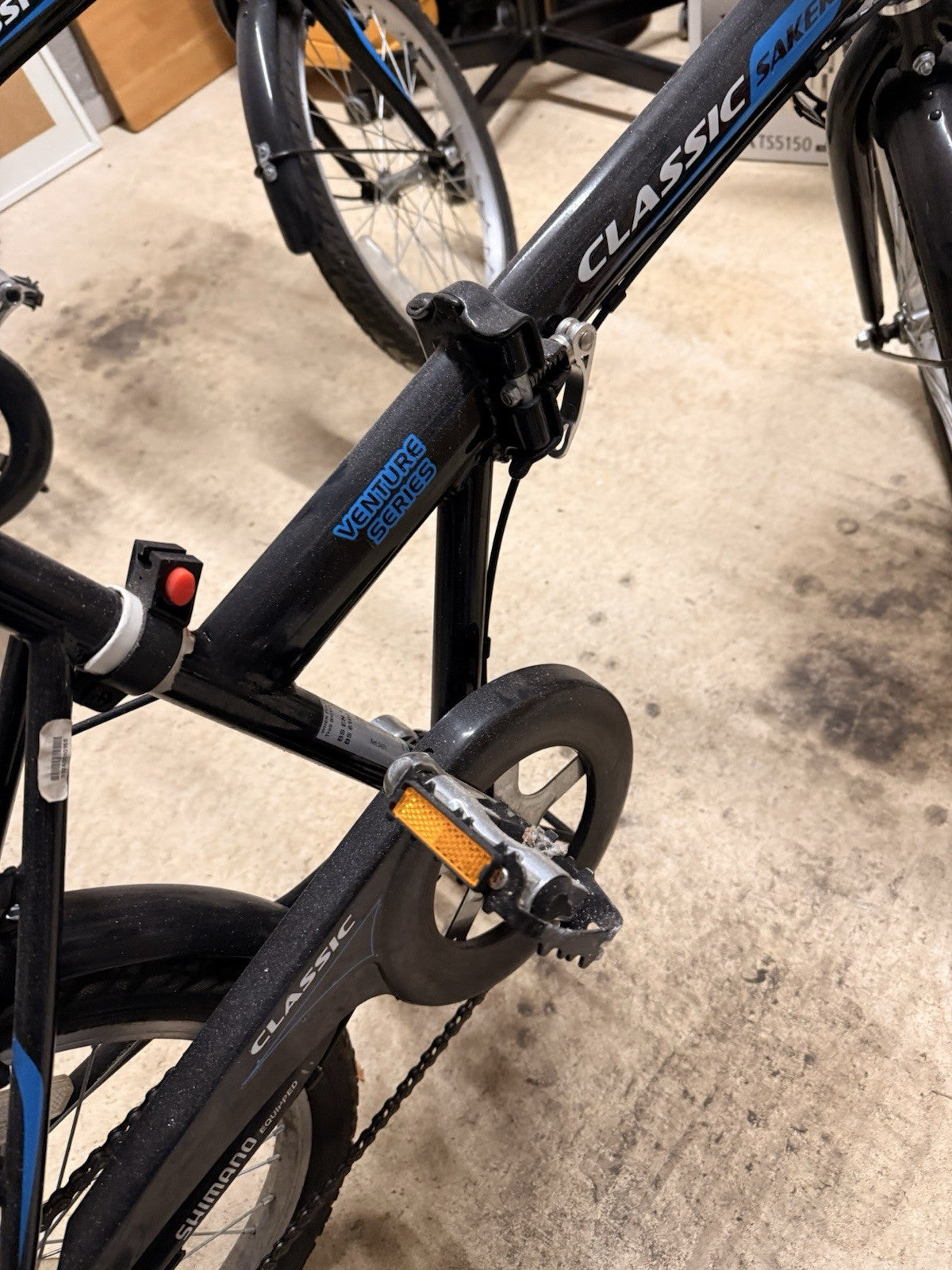 2 X Classic saker folding bikes + bike floor pump