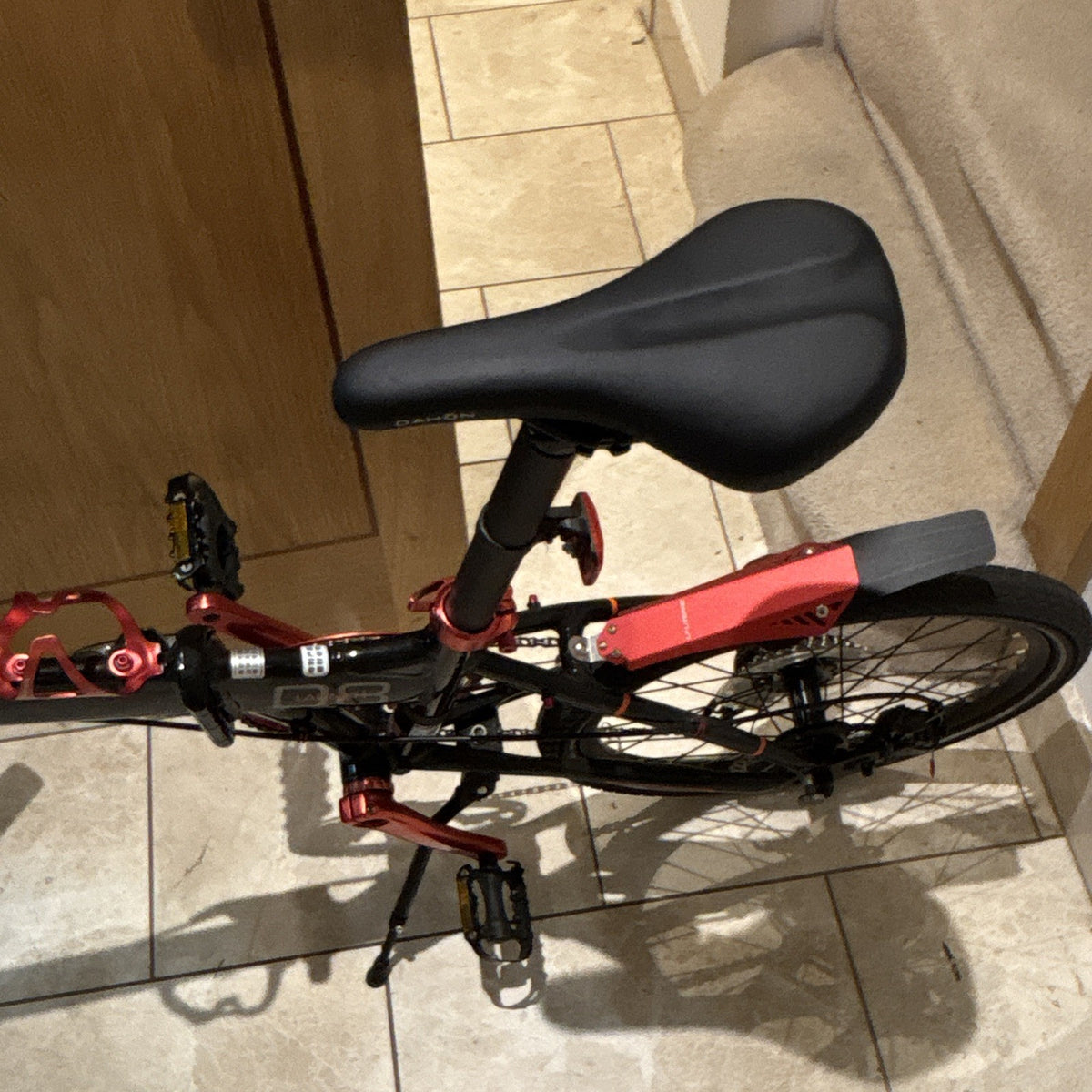 Dahon D8 20in Folding Bike 8-Speed Mechanical Disc, Mudguards, Black/Red
