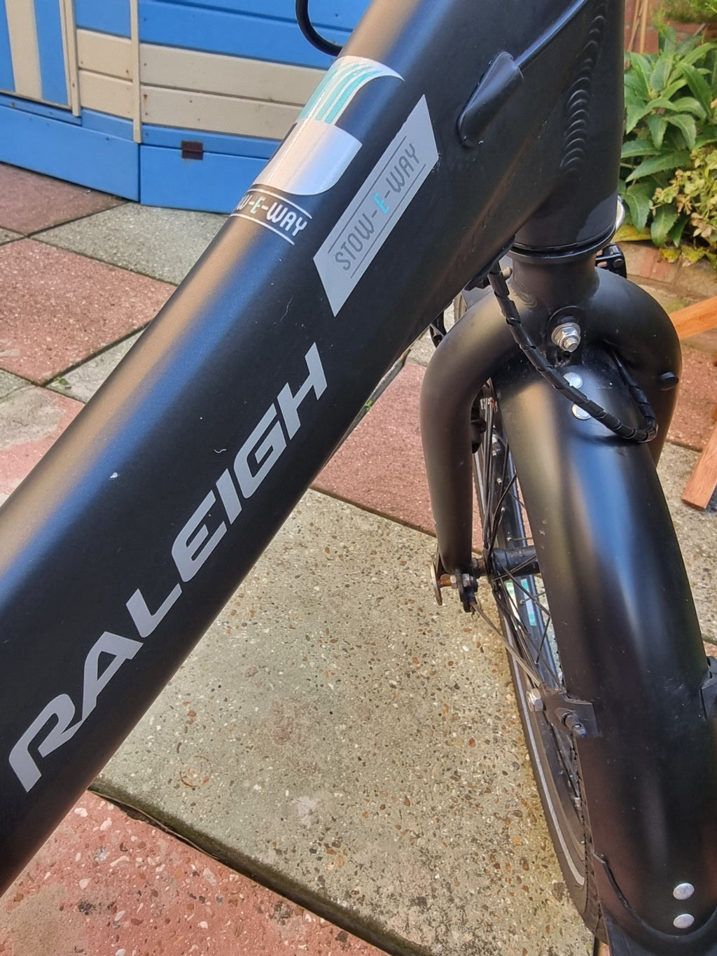 Raleigh Stow--E--Way Compact 8-Speed Folding Bike - Black