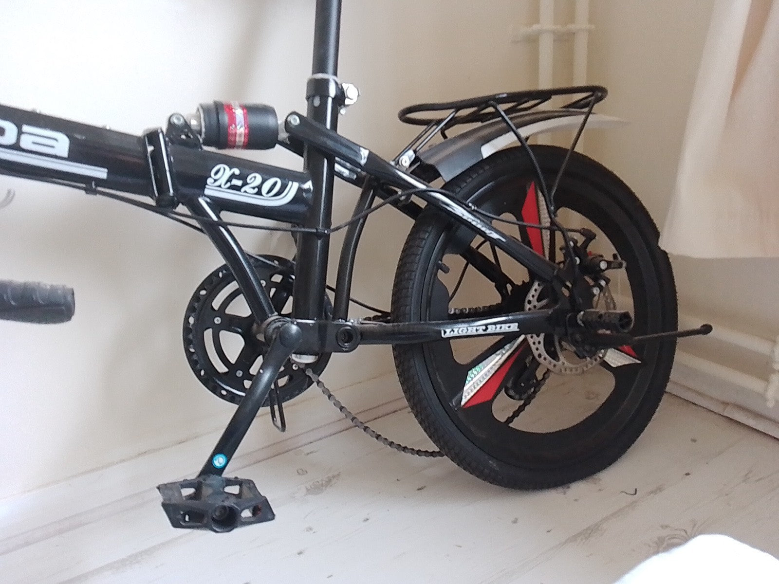 Oyama folding bike, 20 inch wheels, 8 speed.