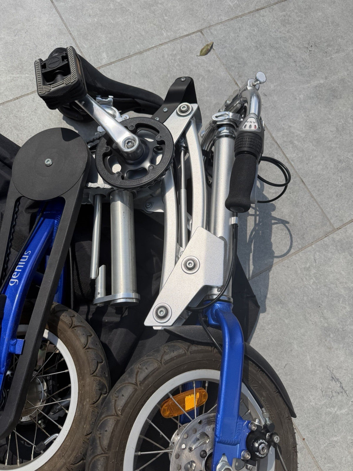 MOBIKY GENIUS FOLDING BIKE WITH BAG , DISC BRAKES