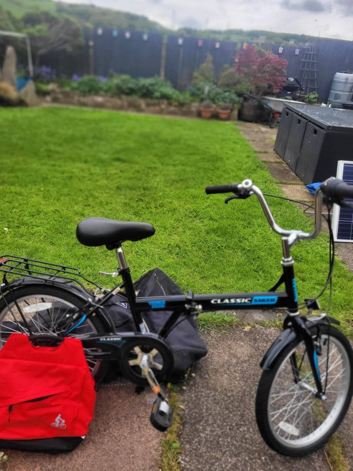 2 Fold-able bicycle with storage bags, black and red.