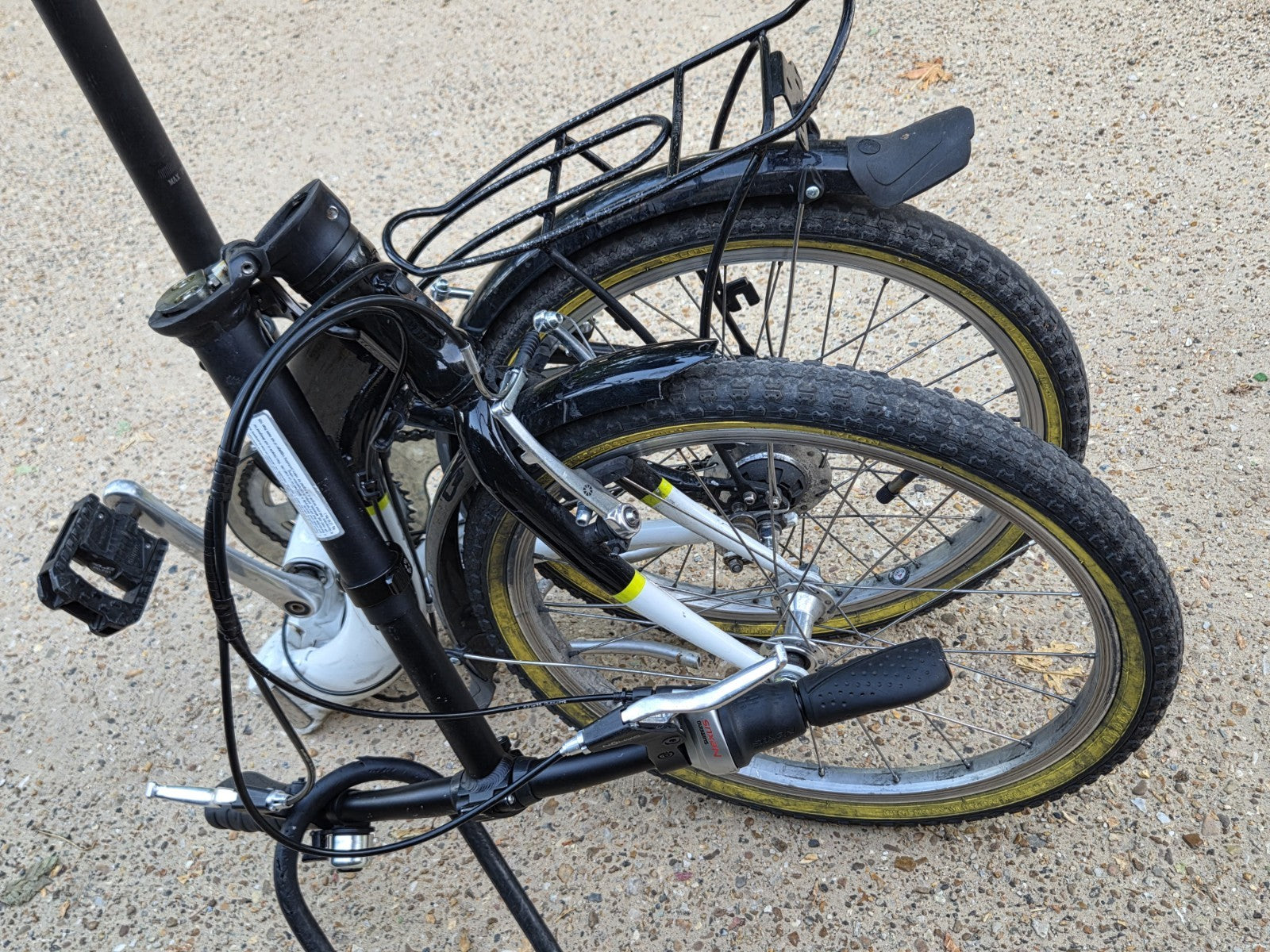 Dahon Ciao Unisex Folding 20" Wheel Bike with Rack and Mudguards