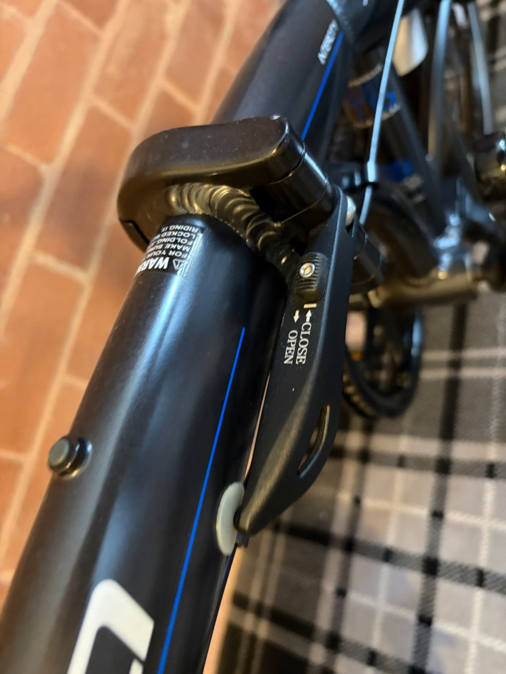 Carrera Intercity Folding Bike 20in 8-Speed V-Brake Rear Rack Mudguards Black