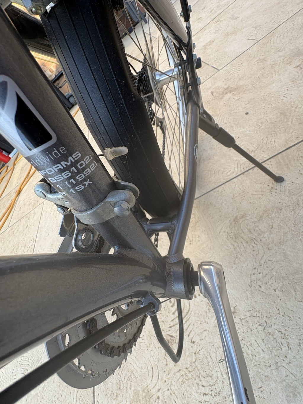 Land Rover Hybrid Bike 700C Alloy Front Suspension V-Brake Mudguards Rack