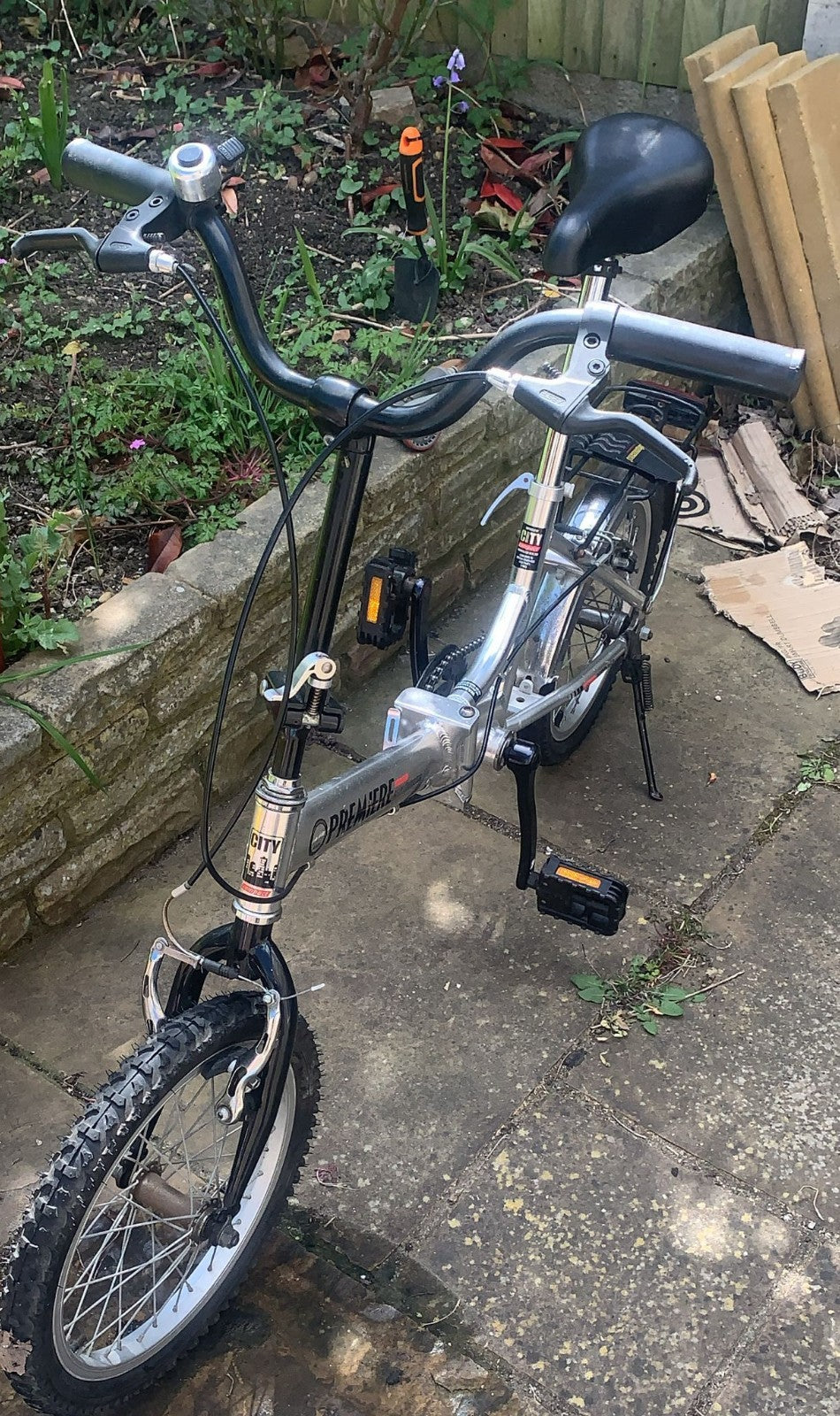 This Premiere alloy connector folding bicycle is a practical city commuter featu