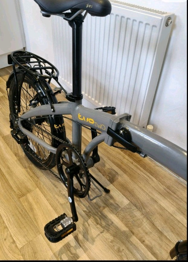 Raleigh Evo 2 is a folding bike featuring 7-speed Shimano gears and a grey frame