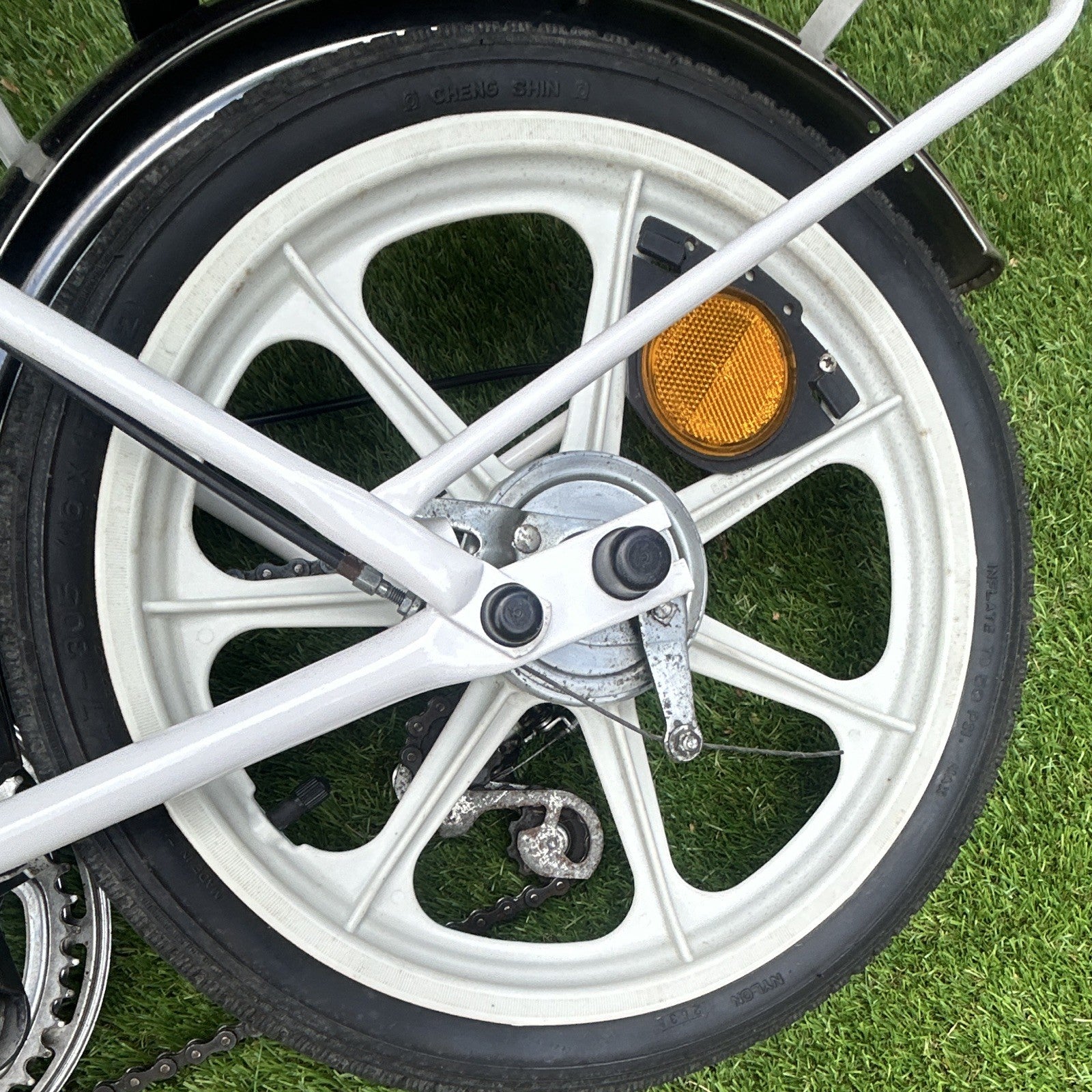 Di Blasi White Folding Bike 20in Wheels with Rear Rack & Carry Bag