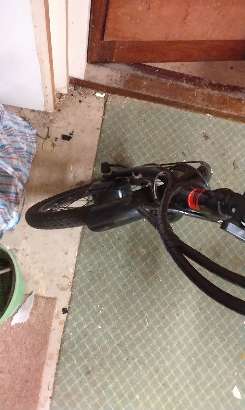 Connect 20 Inch Wheel Folding E Bike. Excellent Condition.