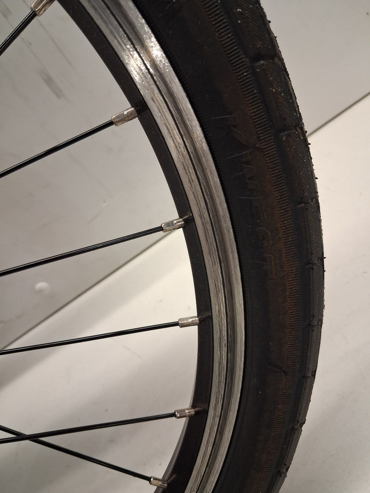 Carrera Intercity Unisex 8 Speed 20'' Wheels Compact Folding Bike (Scratched)