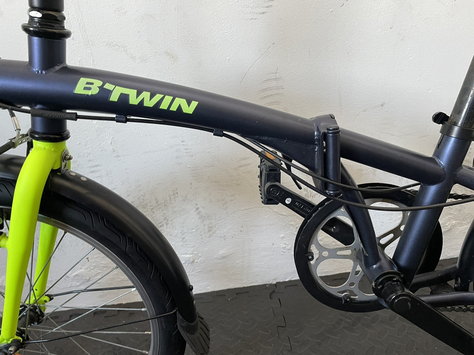 B Twin Tilt 120 Folding Bike 20 Inch Wheels. 6 Speed Matt Navy And Neon.