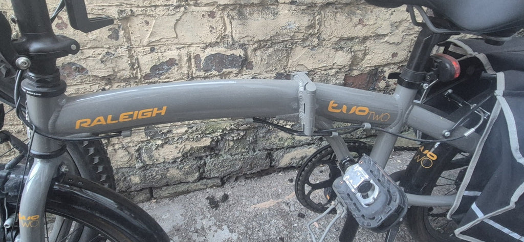 Raleigh Evo 2 is a folding bike featuring 7-speed Shimano gears and a grey frame