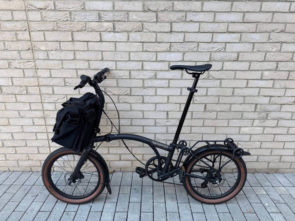 Brompton G Line 8-Speed Folding Bike Large – Space Black + Metro Messenger Bag