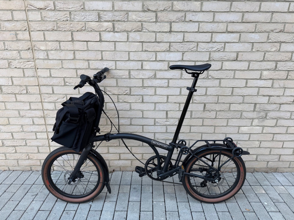 Brompton G Line 8-Speed Folding Bike Large – Space Black + Metro Messenger Bag