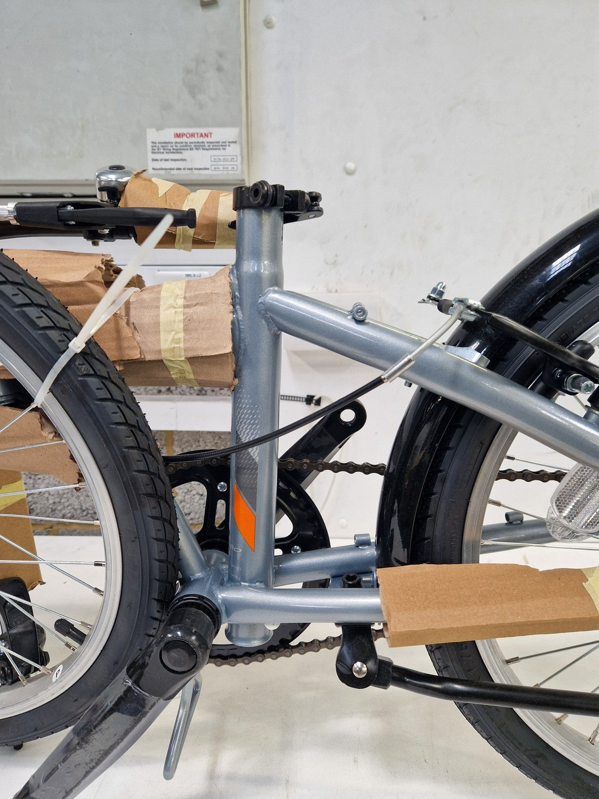 Apollo Tuck Folding Bike 20in Single-Speed One-Size Grey/Orange [Scuffed Wheel]