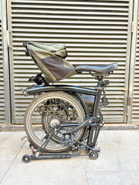 Brompton M6R c-type folding bike - 6 speed, black w. rear rack and front bag