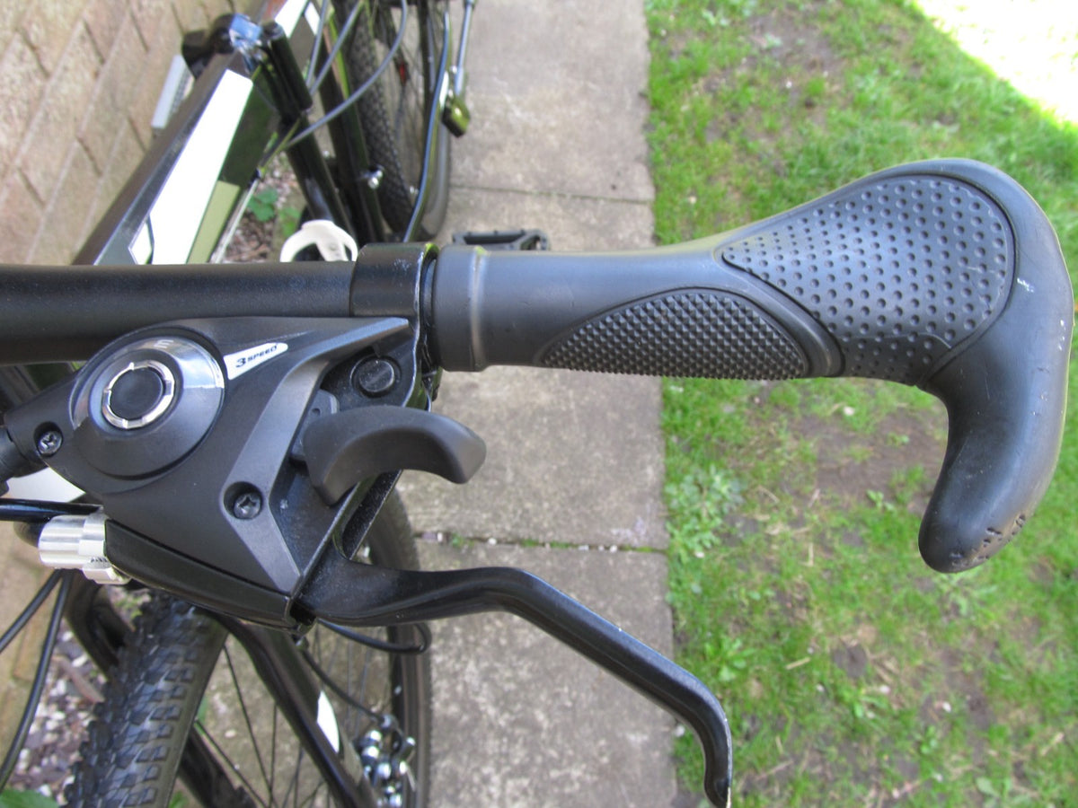 BIKE MOUNTAIN 26"  WHEELS BI FOLD UNISEX-EXCELLENT CONDITION