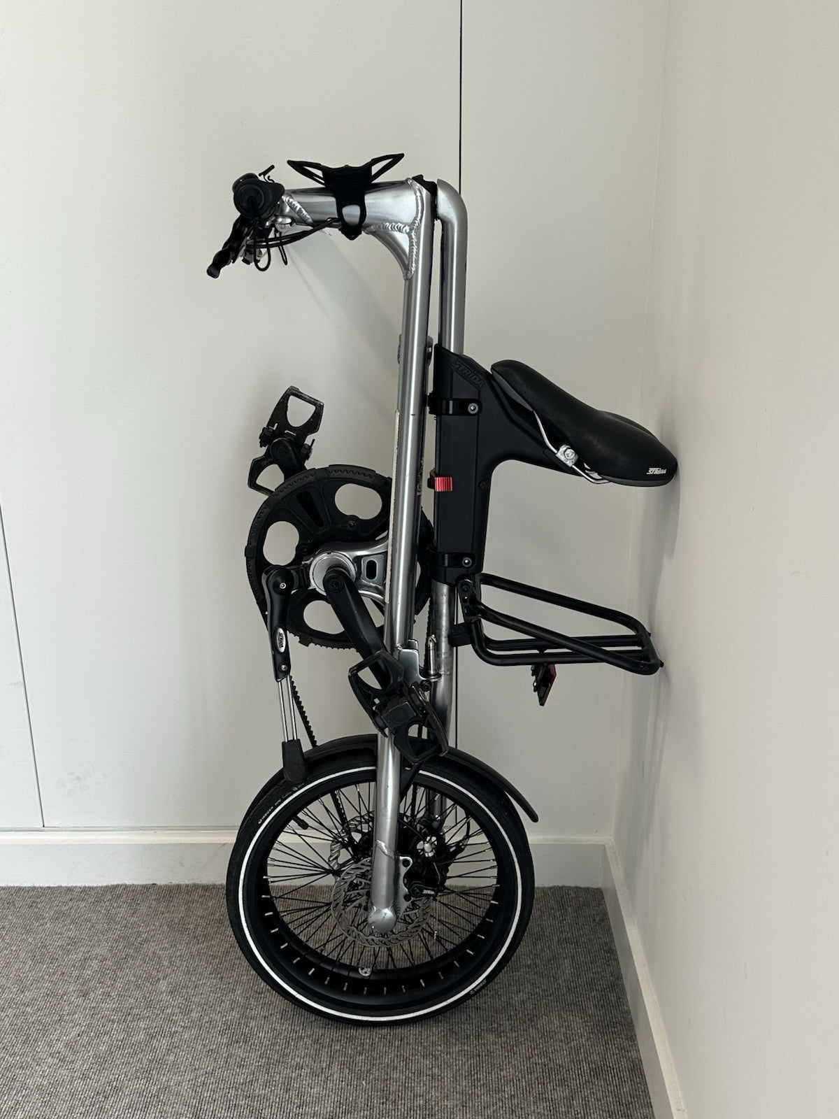 STRIDA SX Folding Bike – Silver Brush with Black Details – Good Condition