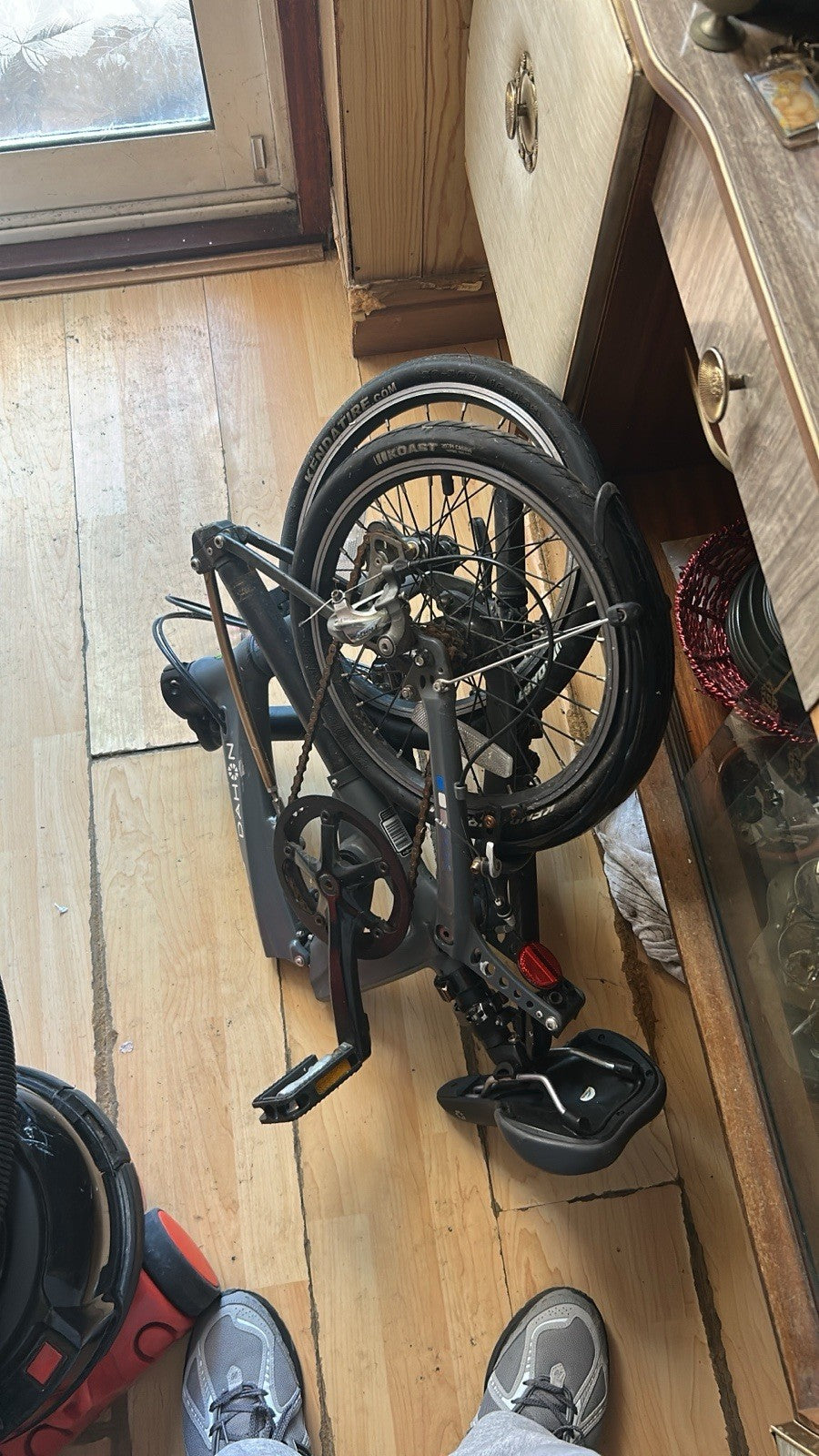 Dahon EEZZ D3 folding bicycle