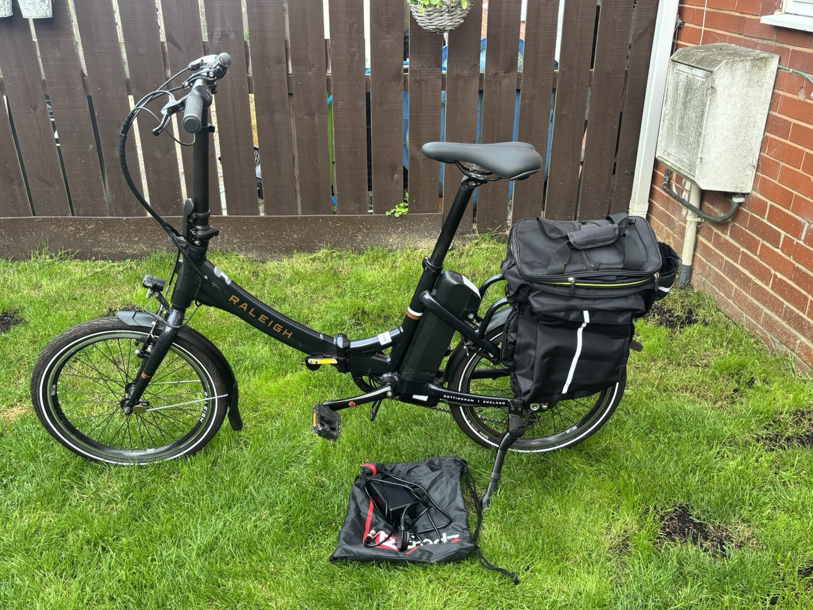 Raleigh Black e stow away bike