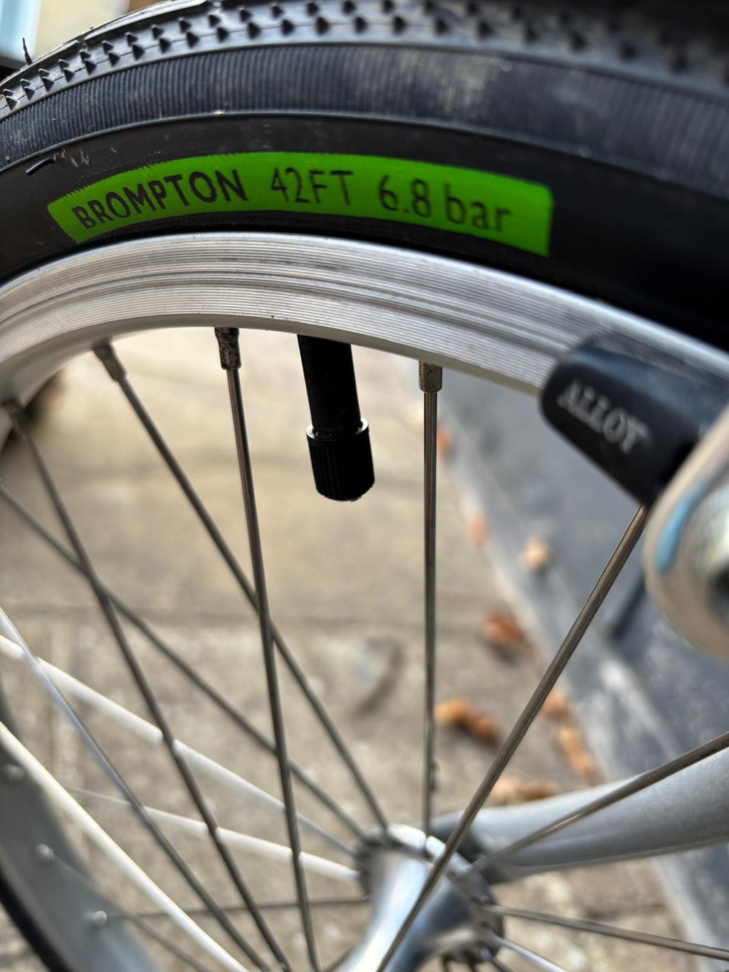 Brompton M6R C Line Explore 6 Speed Hardly Used in Excellent Condition