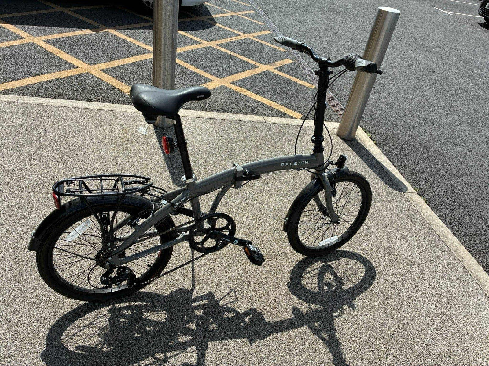 Raleigh Evo 20in Folding Bike Grey/Black, Rear Rack & Mudguards, V-Brakes