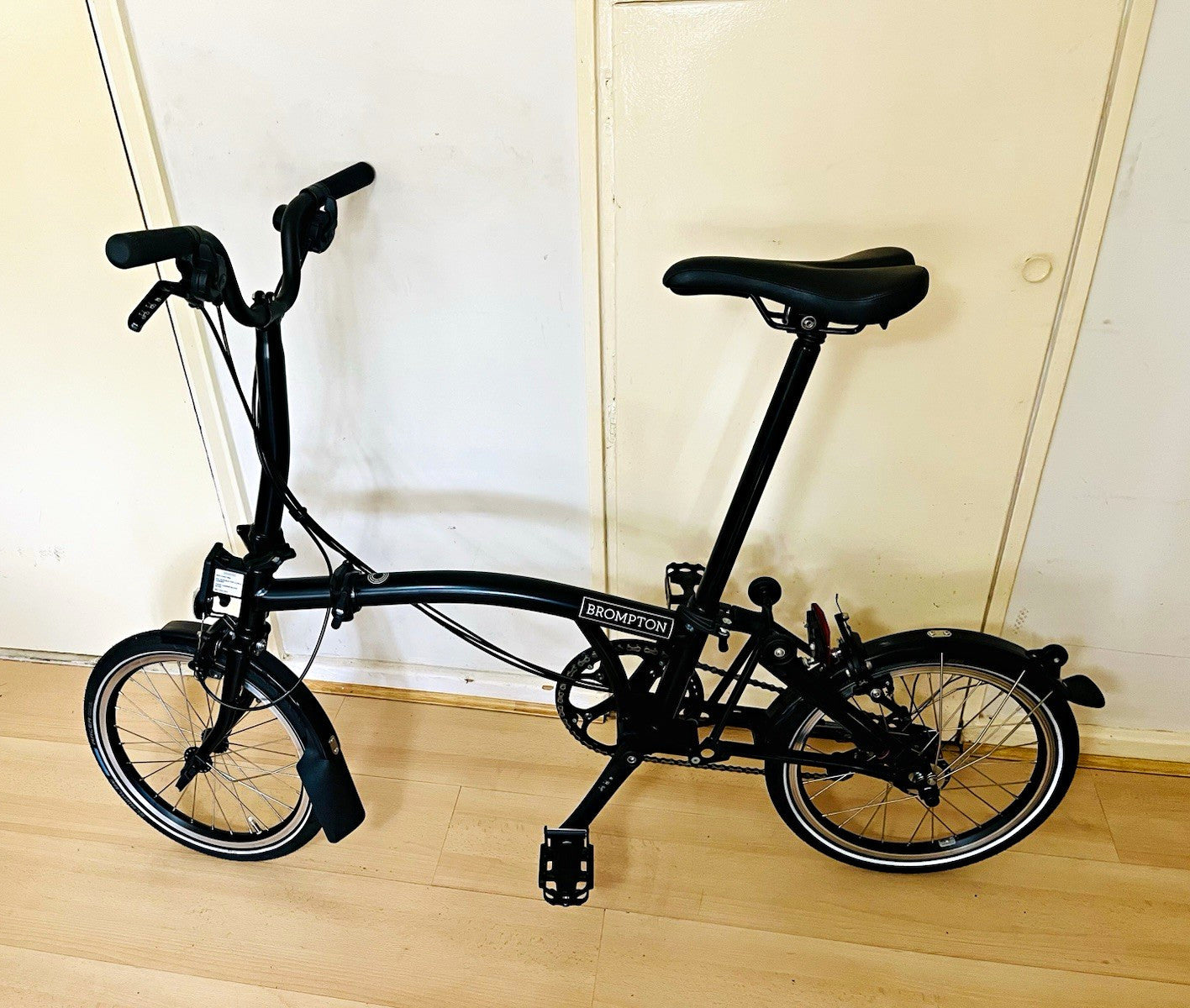 Brompton C Line Explore 2025 6-Speed Folding Bike 16in M Frame Matte Black