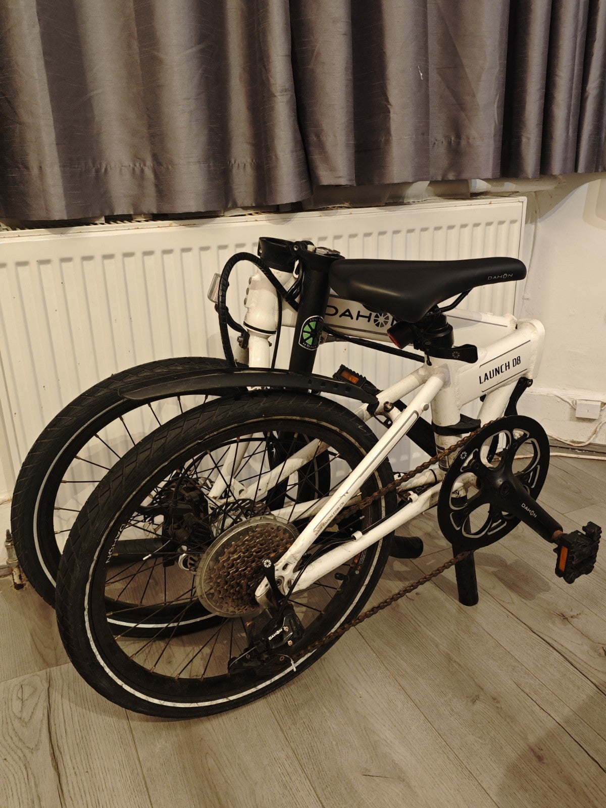 DAHON Launch D8 Folding Bike – Lightweight 20” 8-Speed, Disc Brakes
