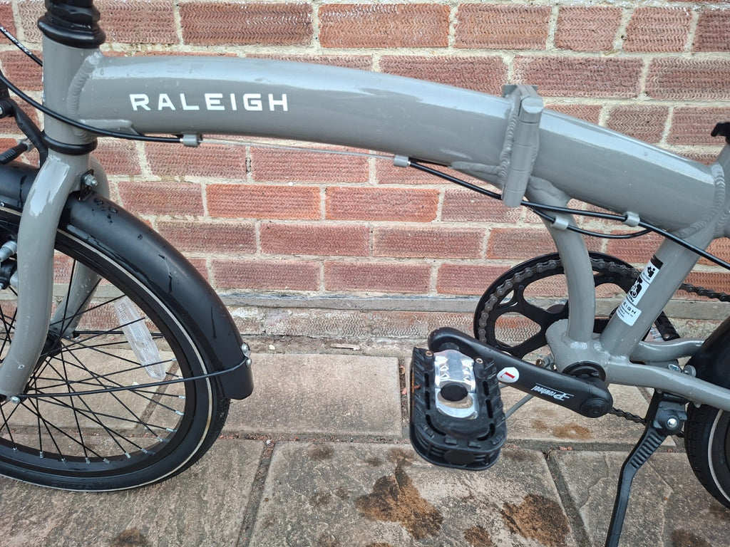 Raleigh Evo Two Folding Bike 20" Aluminium Frame, 7-Speed with Rear Rack & Stand