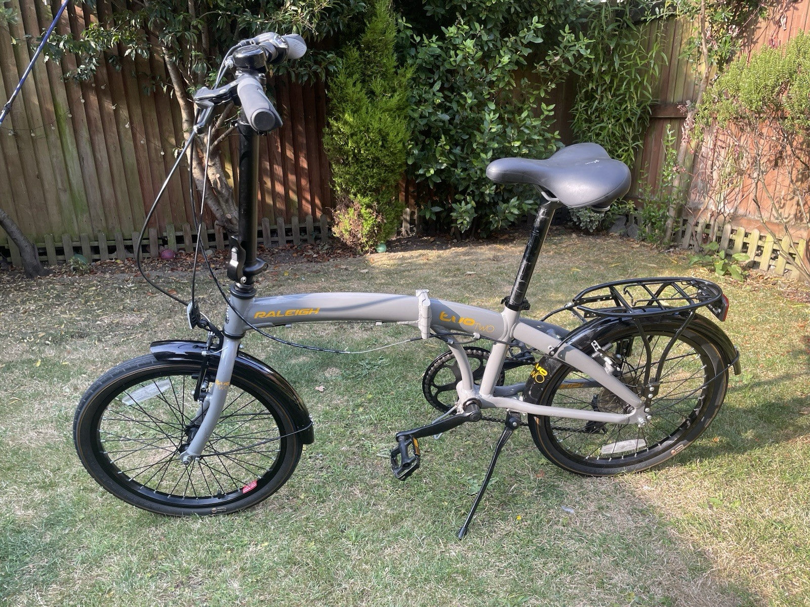 Raleigh Evo 2 Folding Bike 7-Speed Shimano Gears - Grey / Black