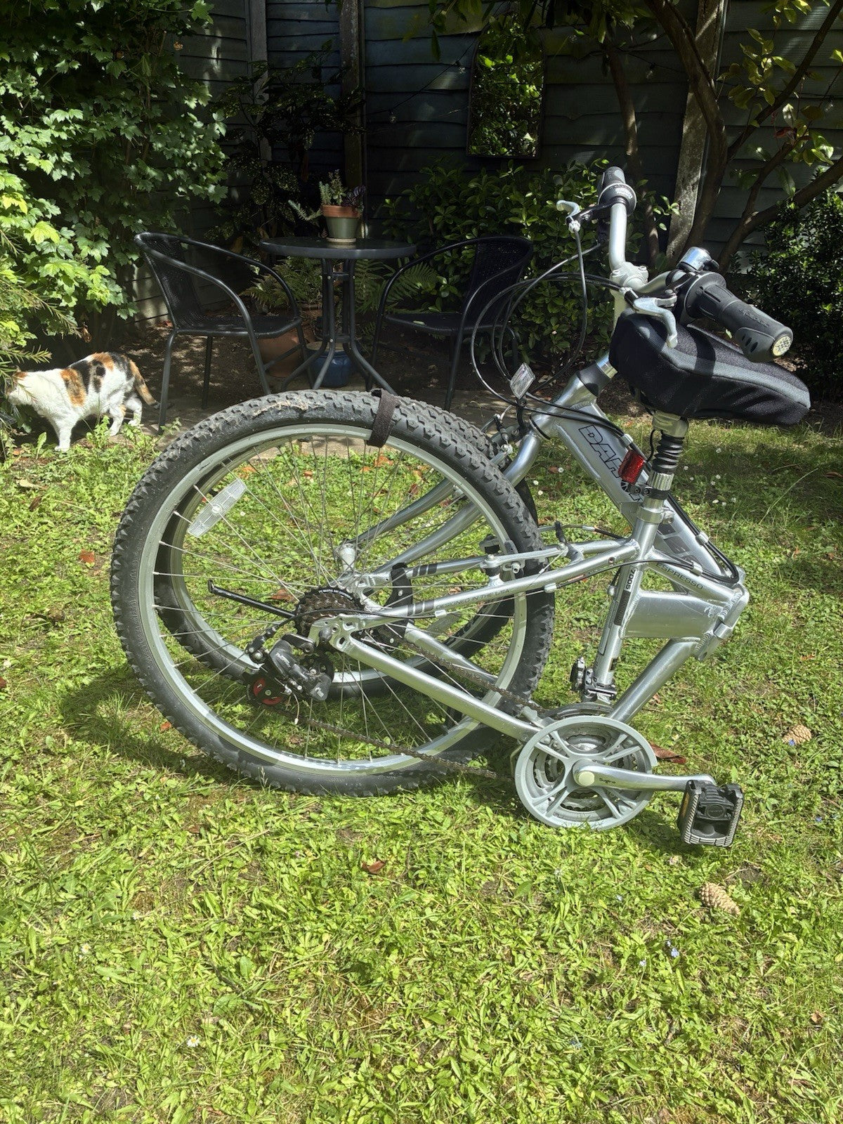 Dahon Espresso Full Sized Folding Bike - 26 inch wheels, medium frame