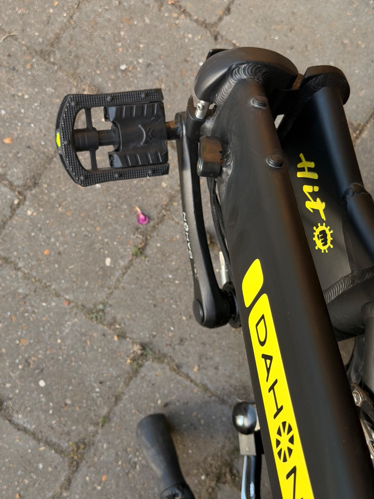 Dahon Hit 20" Wheels 11.6 kg Compact Unisex Matt Black Folding Bike {Alt Pedals}