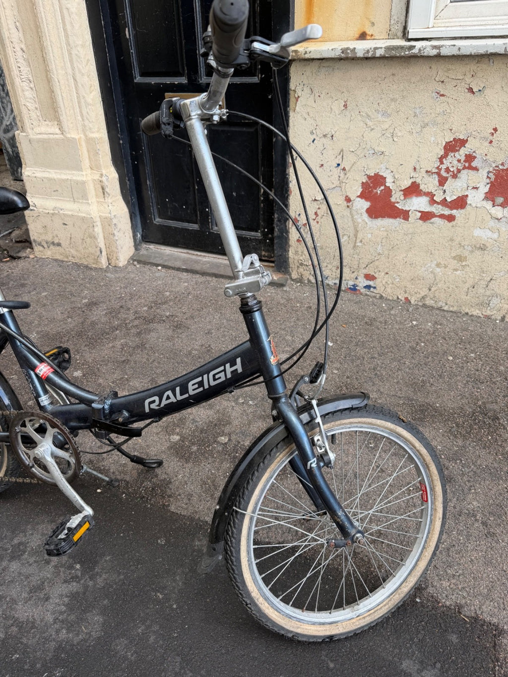 Raleigh folding bike, 6 gears, recently serviced with new chain and lubrication.