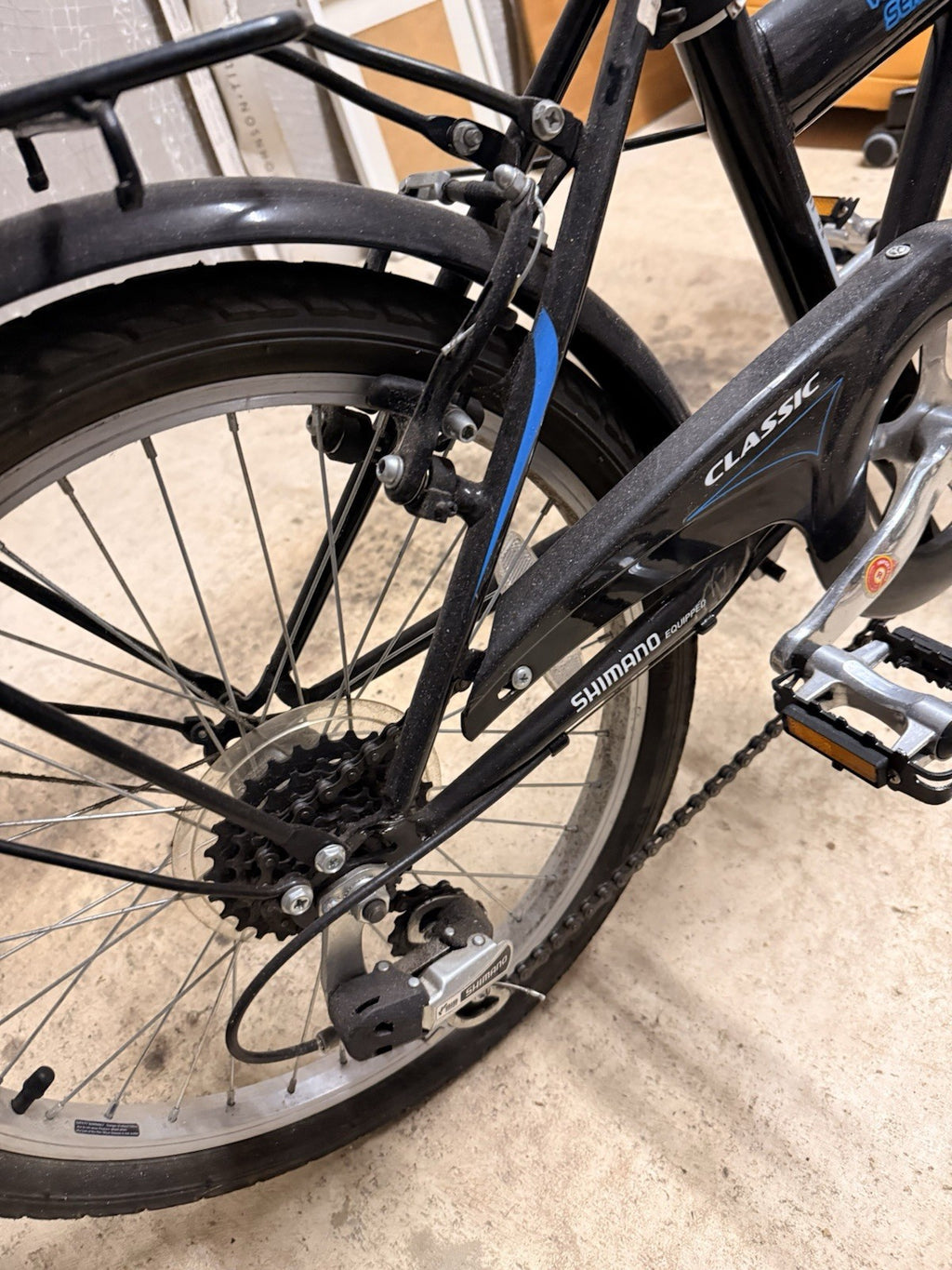 2 X Classic saker folding bikes + bike floor pump