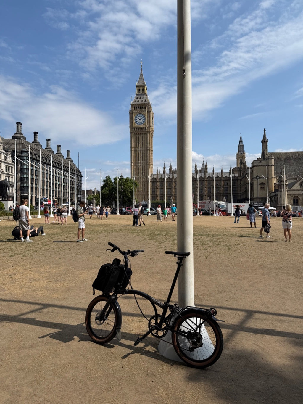 Brompton G Line 8-Speed Folding Bike Large – Space Black + Metro Messenger Bag