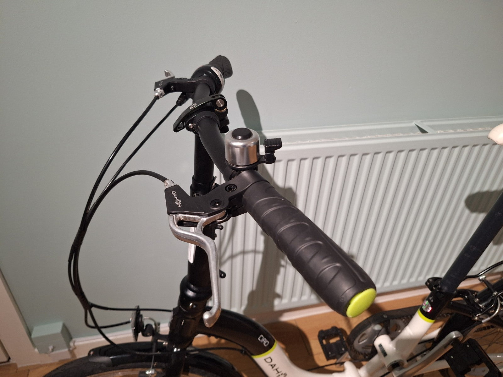 Dahon Ciao Unisex Folding 20" Wheel Bike with Rack + Mudguards  Carry Bag