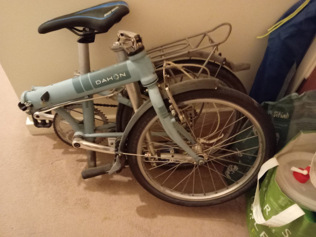 Dahon Speed D7 Folding Bike 7-Speed with u-lock, pannier bag, lights, bell